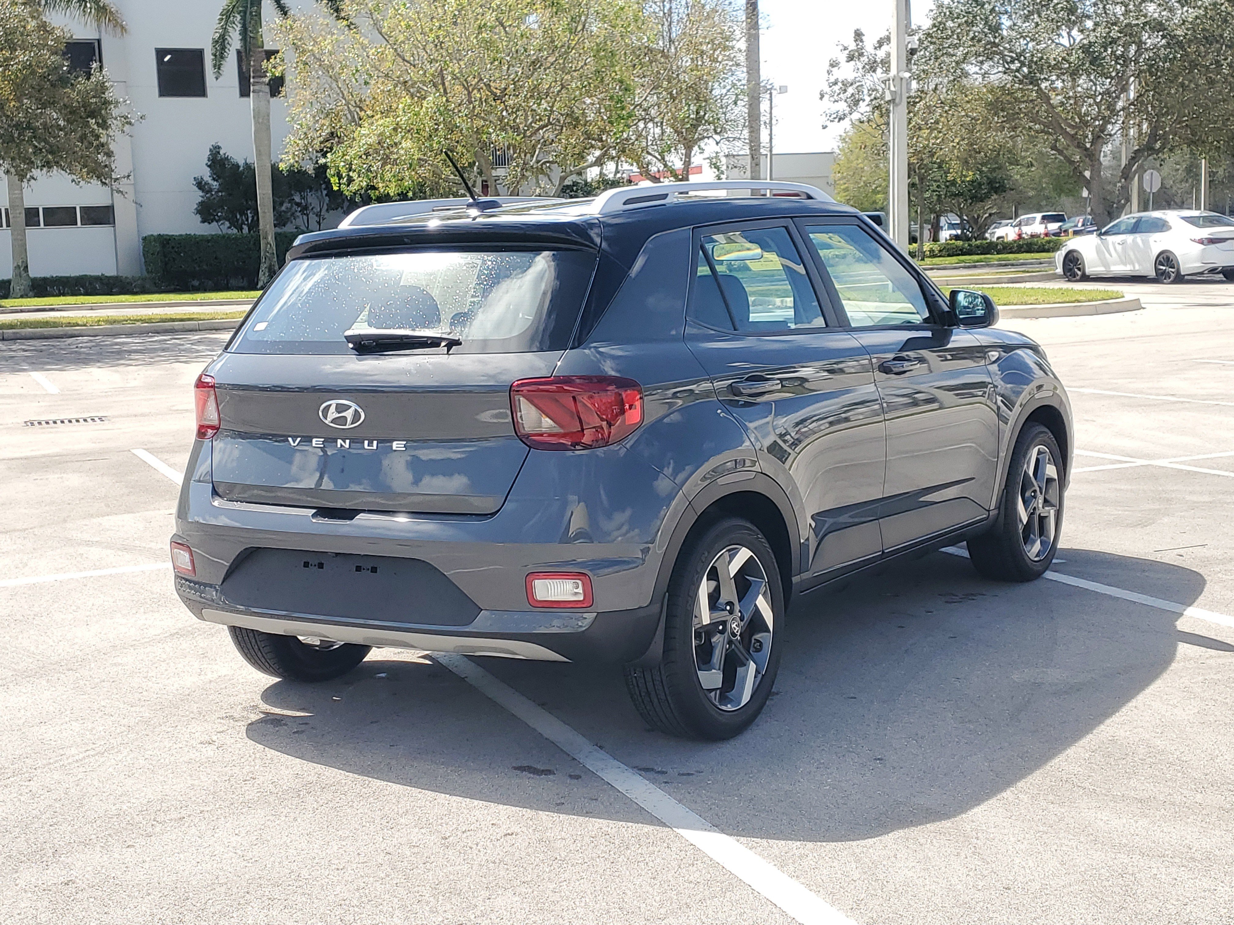 Used 2023 Hyundai Venue Limited image 3