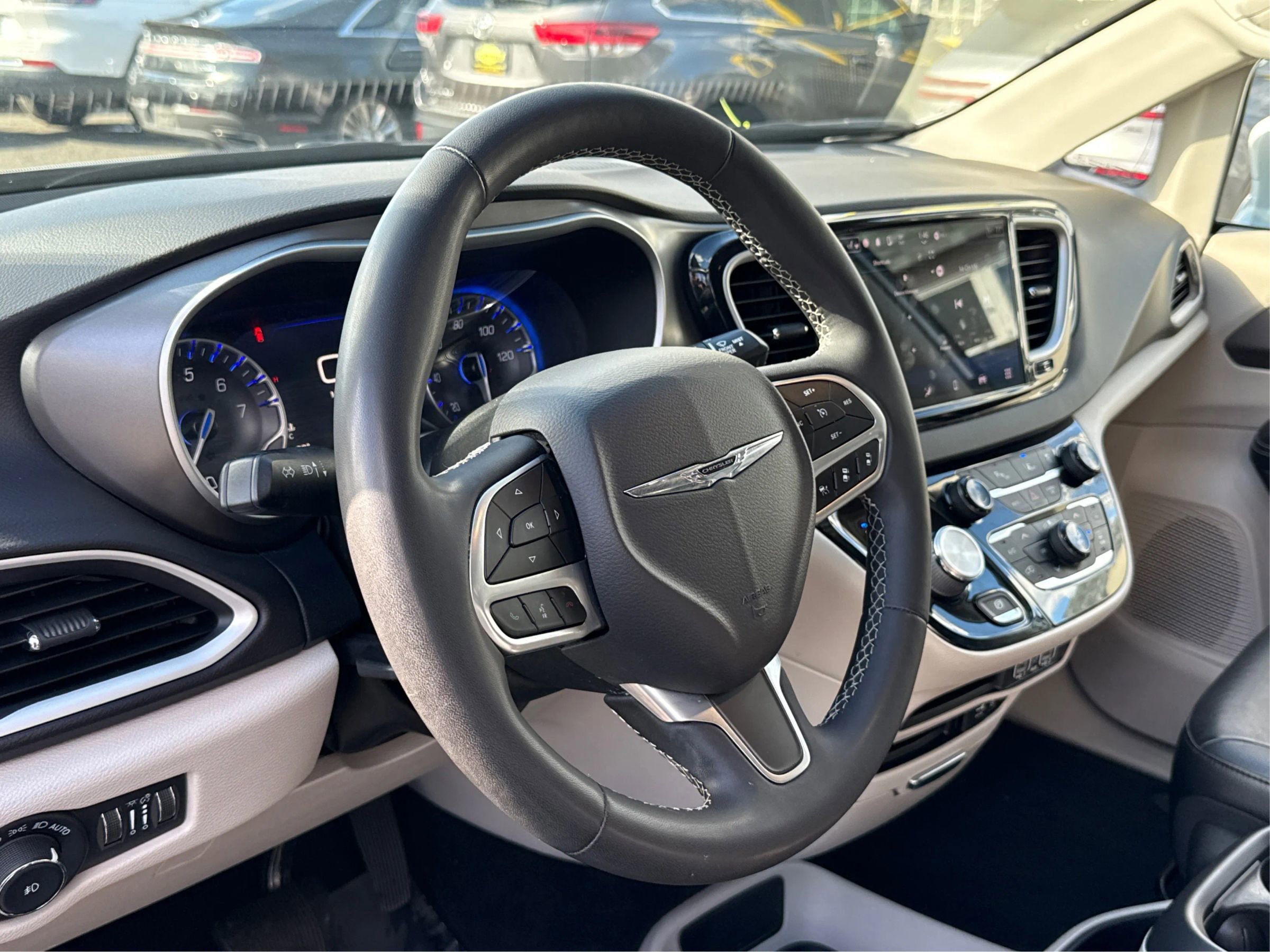 Used 2022 Chrysler Pacifica Touring-L image 16