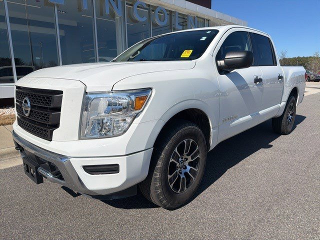 Used 2022 Nissan Titan SV image 11