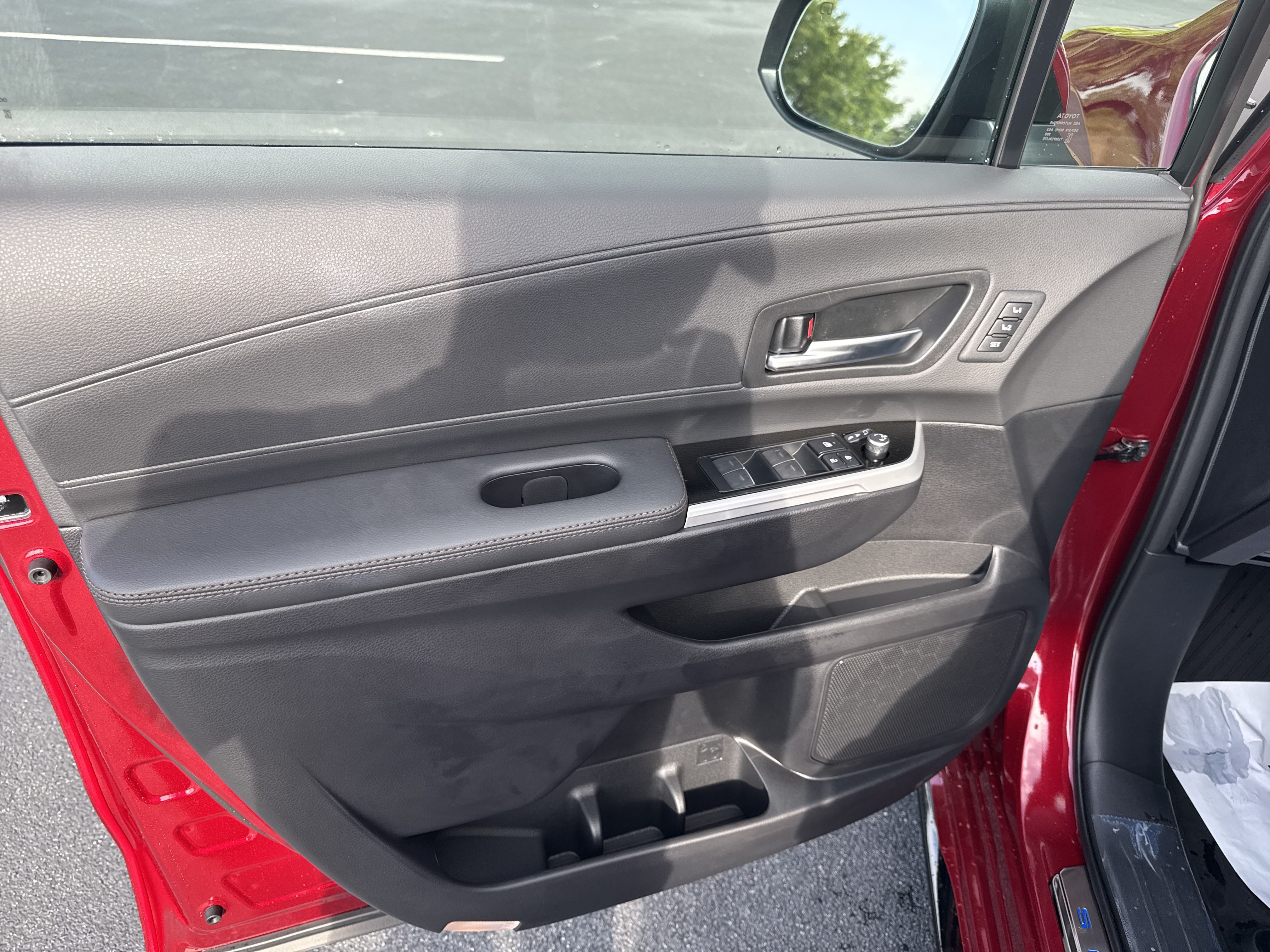 New 2025 Toyota Sienna Platinum FWD image 25