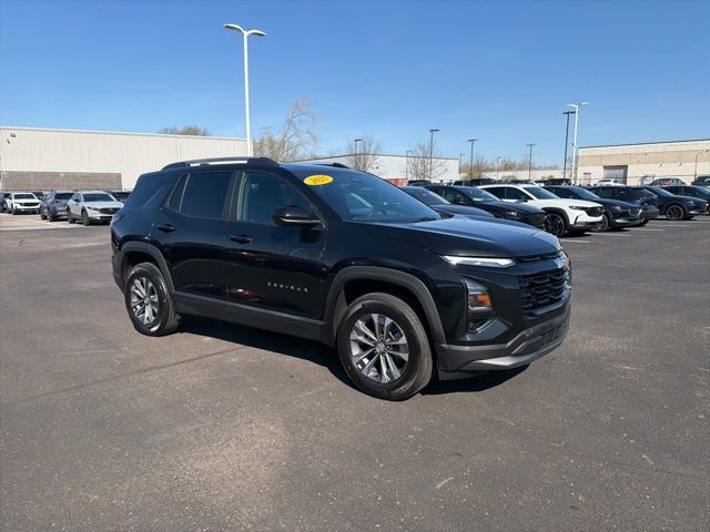 Used 2025 Chevrolet Equinox LT w/ Convenience Package II image 2