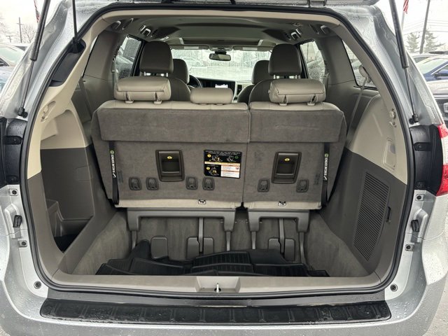 Used 2020 Toyota Sienna XLE w/ XLE Navigation Package image 9