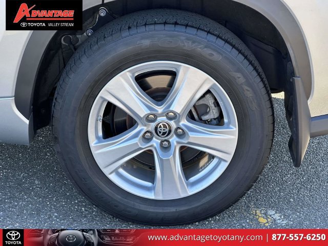 Used 2023 Toyota Highlander LE AWD/4WD image 11