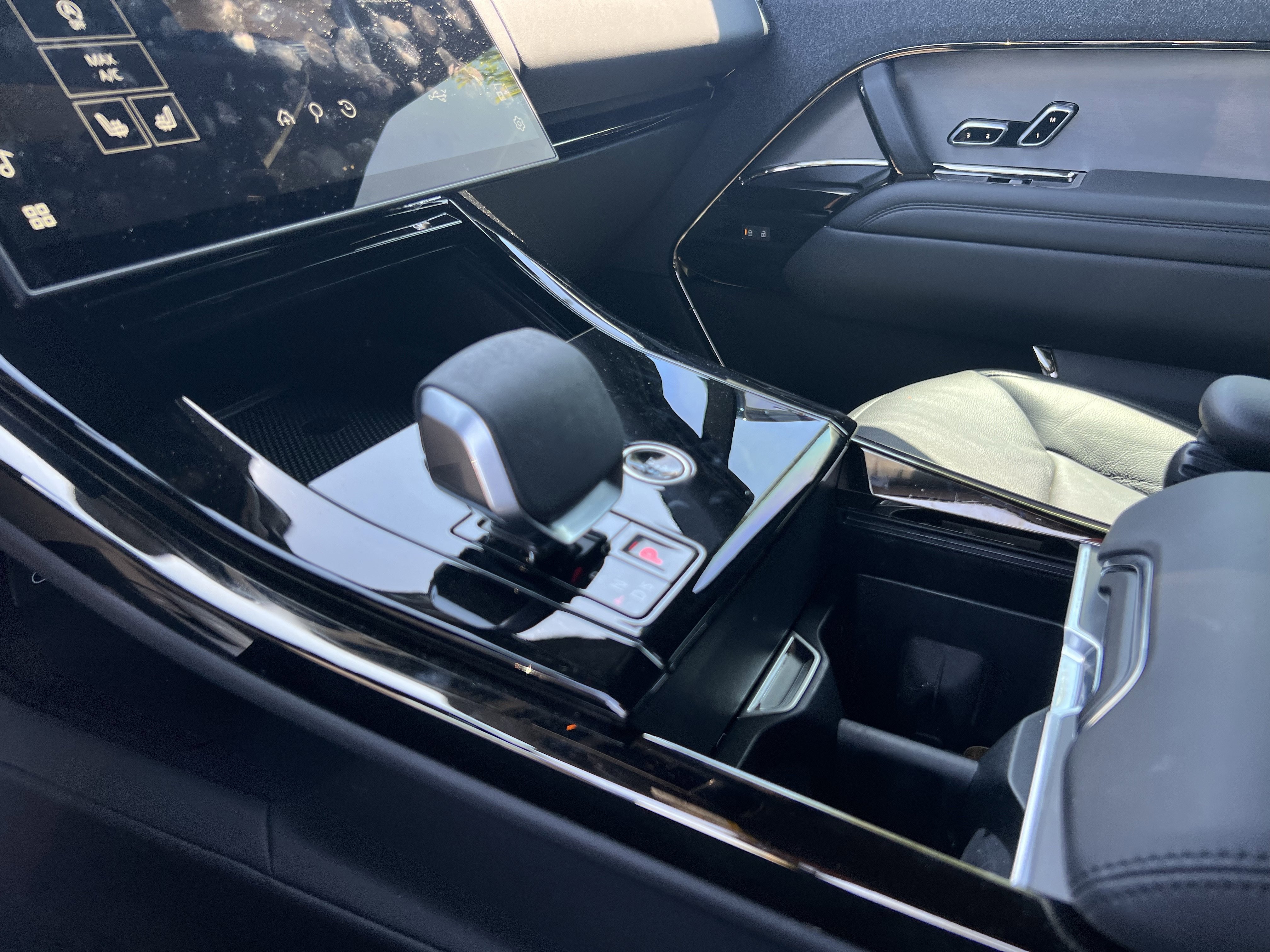 Used 2025 Land Rover Range Rover Sport S AWD/4WD image 29