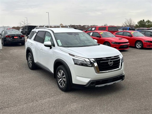 New 2025 Nissan Pathfinder SL image 2