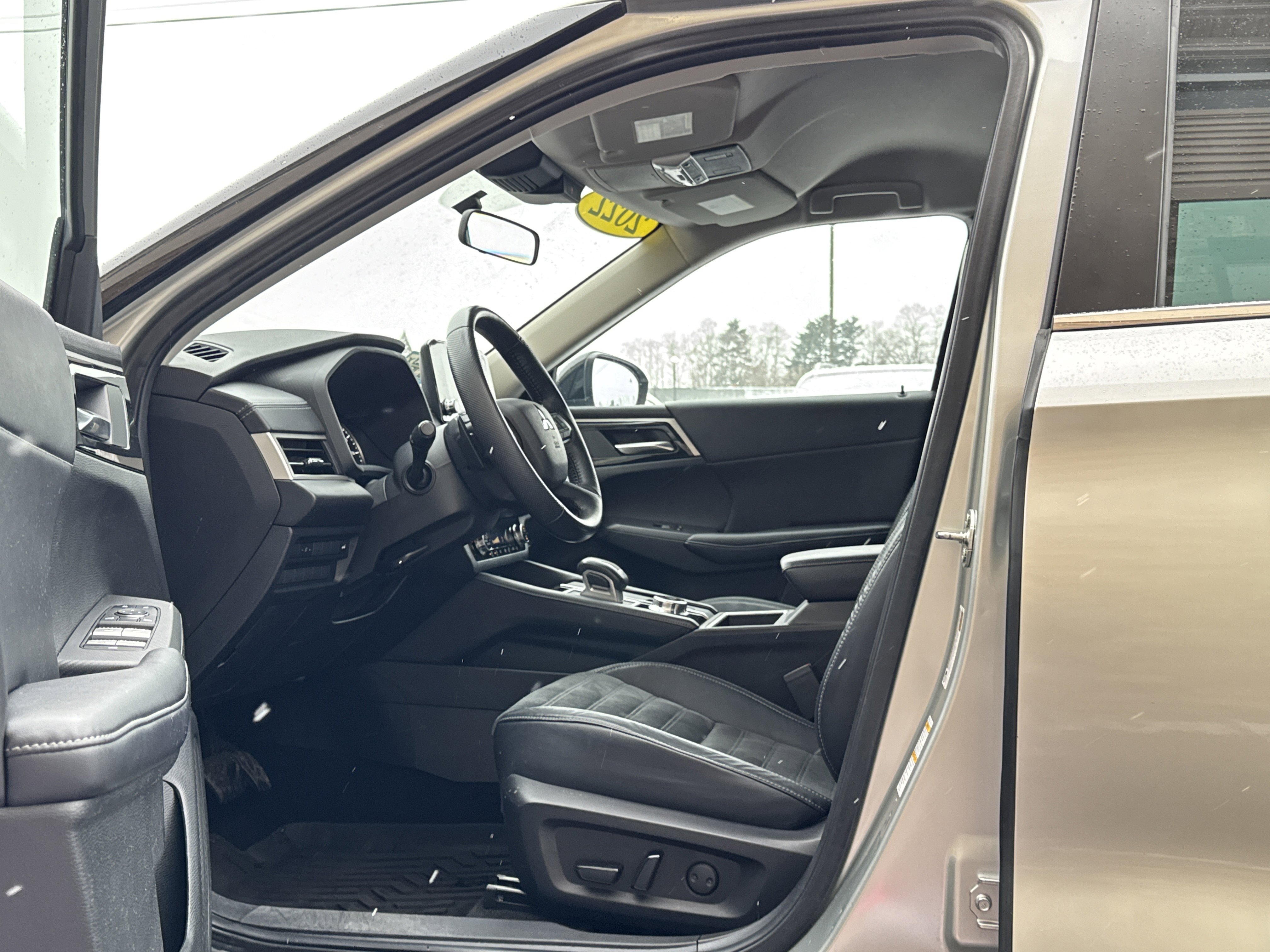 Used 2022 Mitsubishi Outlander SE image 9