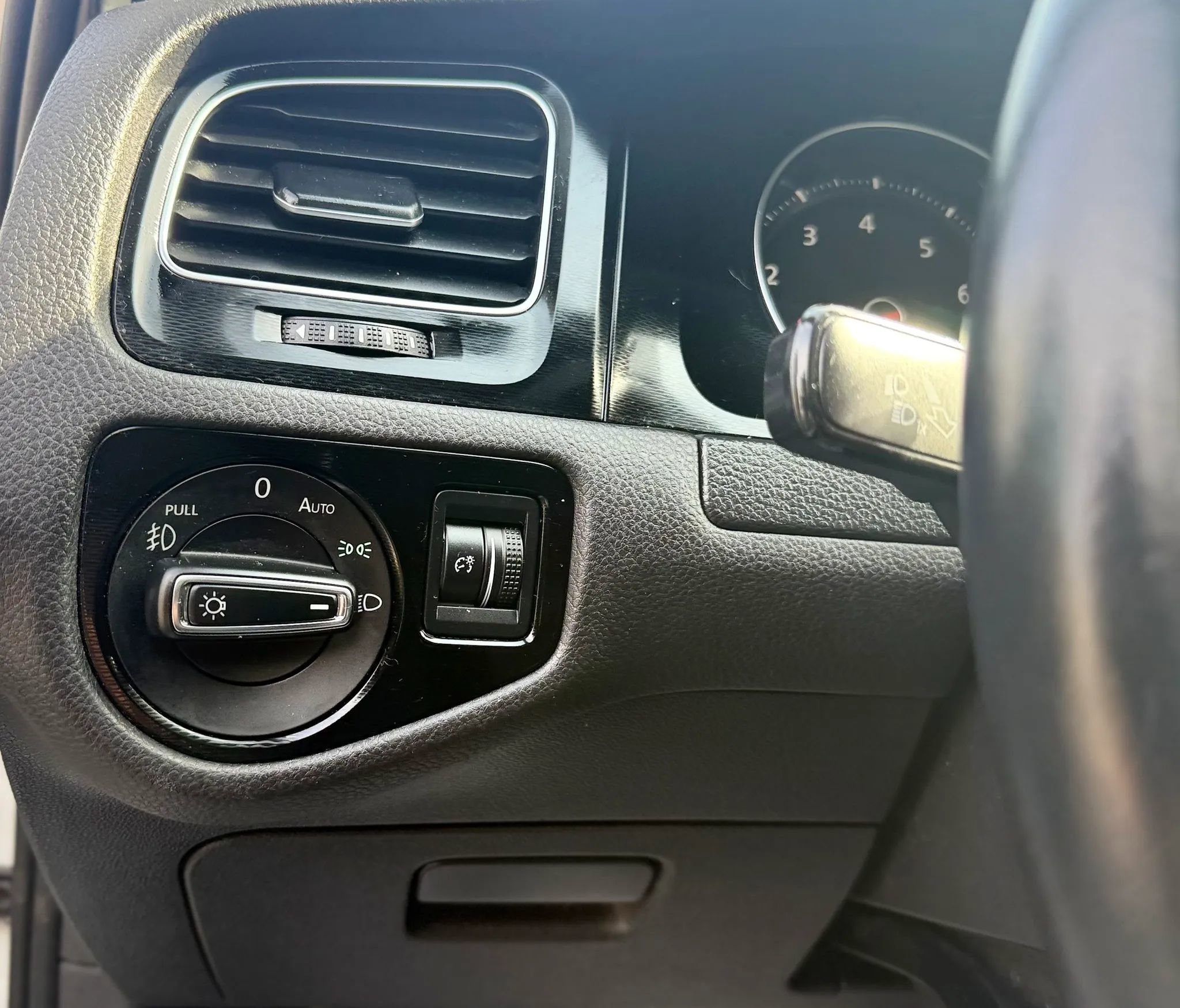 Used 2015 Volkswagen GTI SE image 24