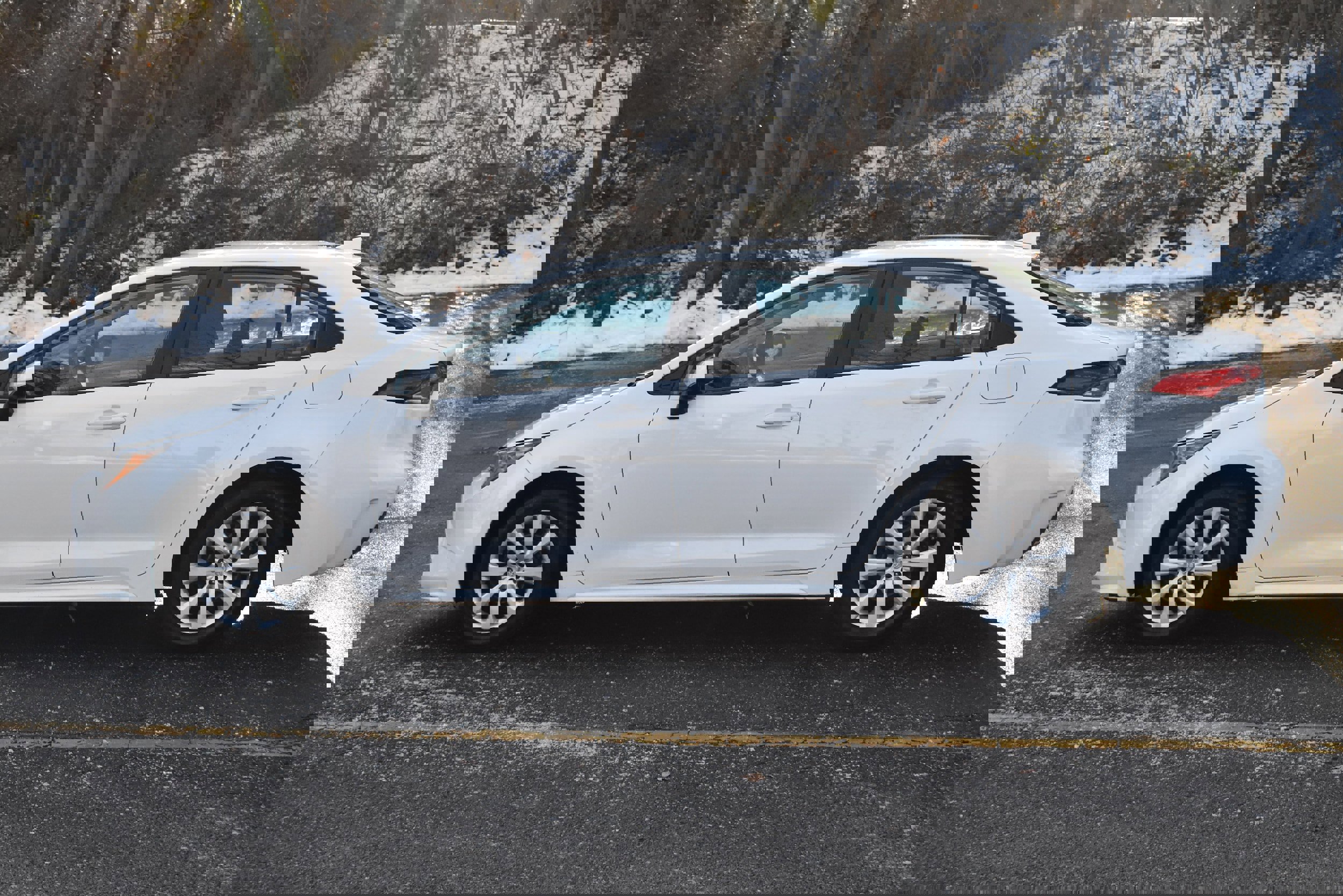 Used 2022 Toyota Corolla LE image 4