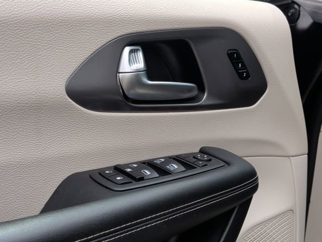 Used 2023 Chrysler Pacifica Touring-L FWD image 11