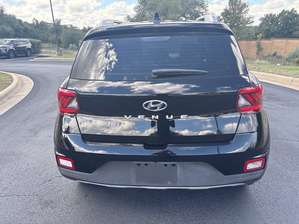 Used 2022 Hyundai Venue SEL FWD image 4