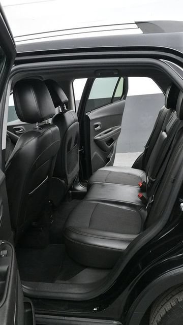 Used 2020 Chevrolet Trax LT w/ LT Convenience Package FWD image 11