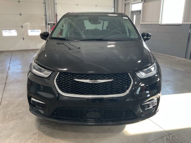 Used 2024 Chrysler Pacifica Touring-L image 2