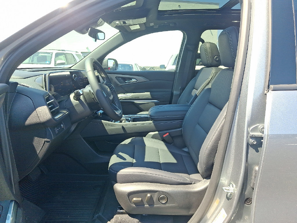 New 2027 Chevrolet Traverse LT w/ Sun and Wheel Package FWD image 6