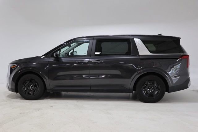 Used 2025 Kia Carnival FWD image 4