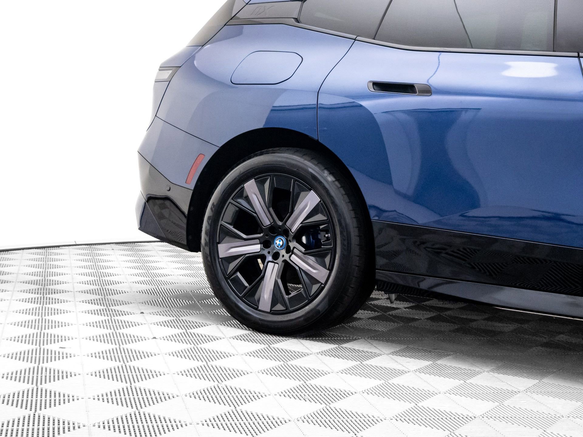 Used 2024 BMW iX xDrive50 w/ Premium Package image 32