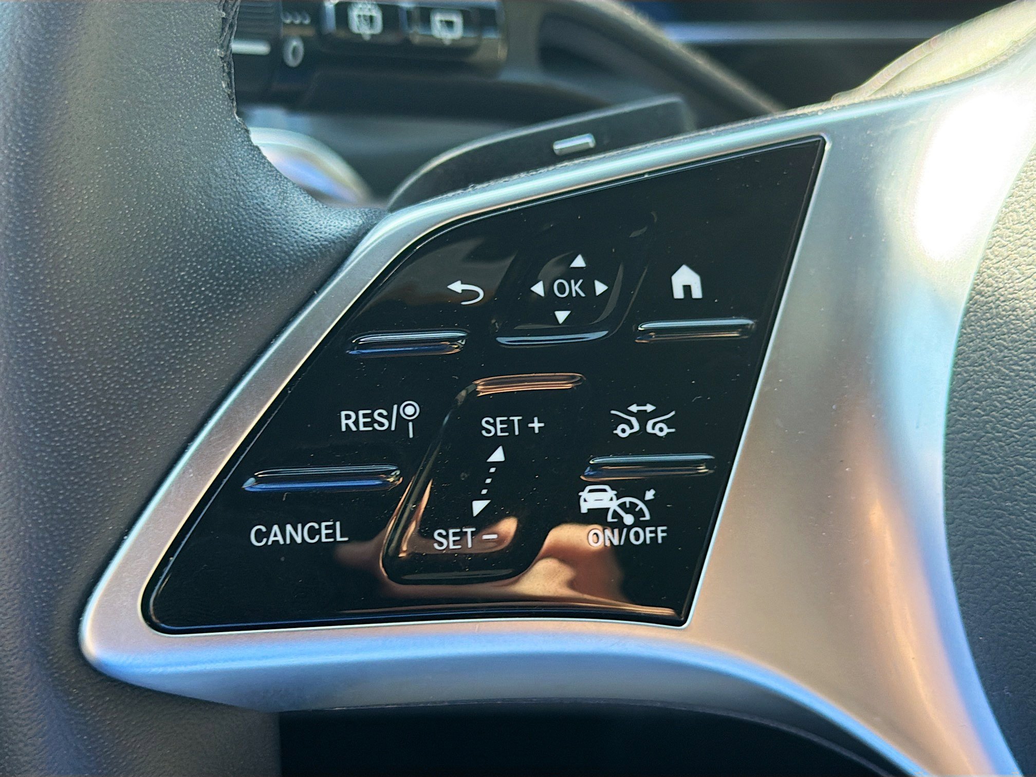 Used 2025 Mercedes-Benz GLC 350e 4MATIC image 36