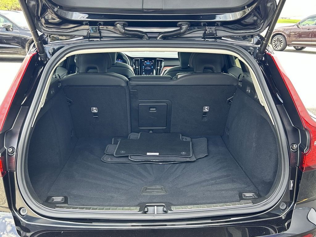 Used 2025 Volvo V60 B5 Cross Country Plus image 27