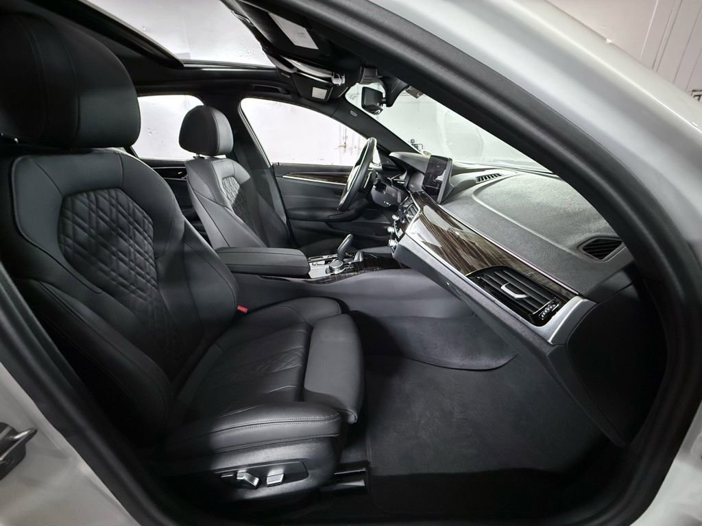 Used 2023 BMW 530e xDrive w/ Premium Package image 28