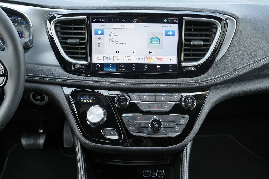 Used 2025 Chrysler Pacifica Limited FWD image 29