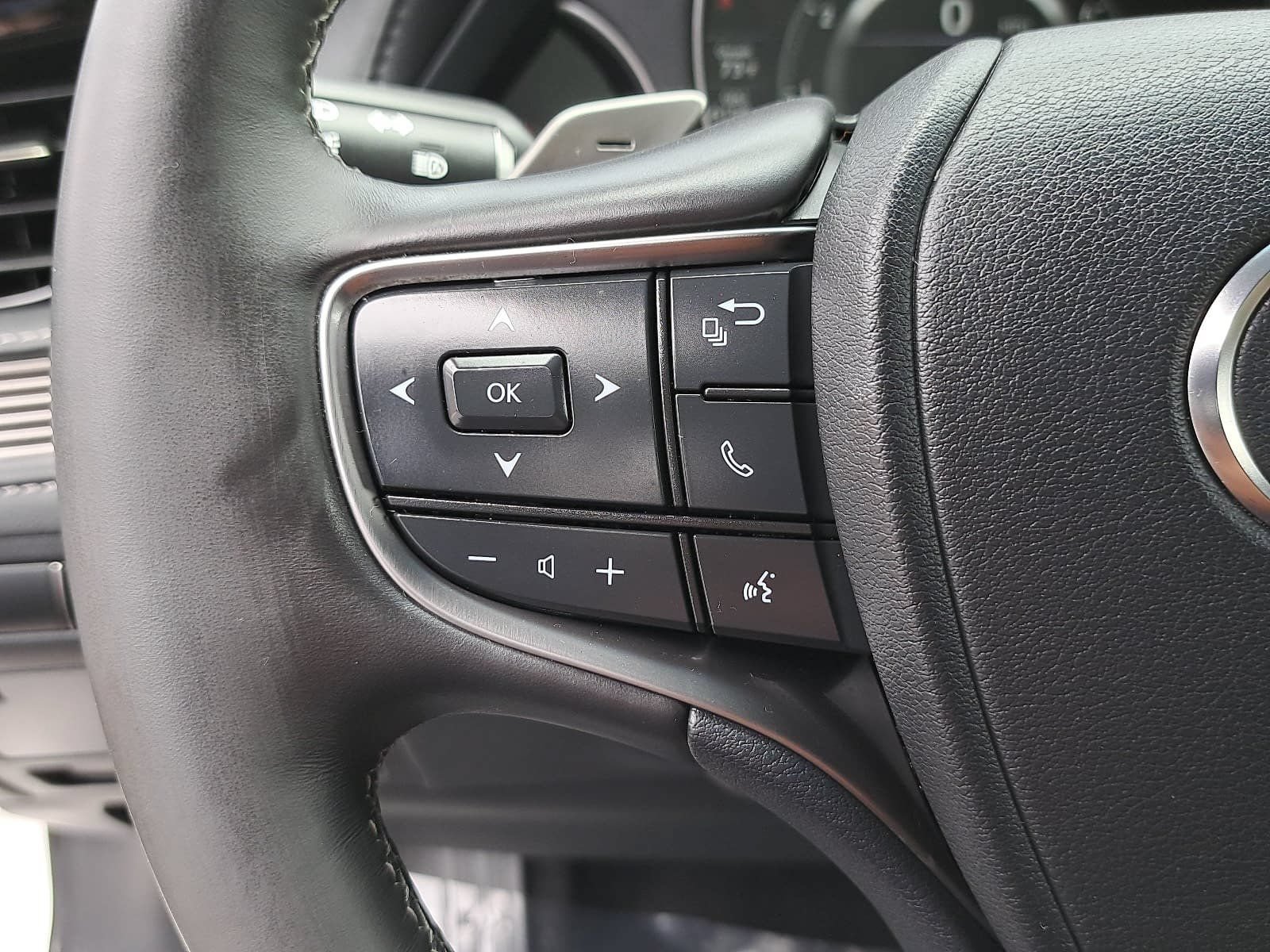 Used 2023 Lexus LS 500 w/ Accessory Package (Z1) RWD image 17