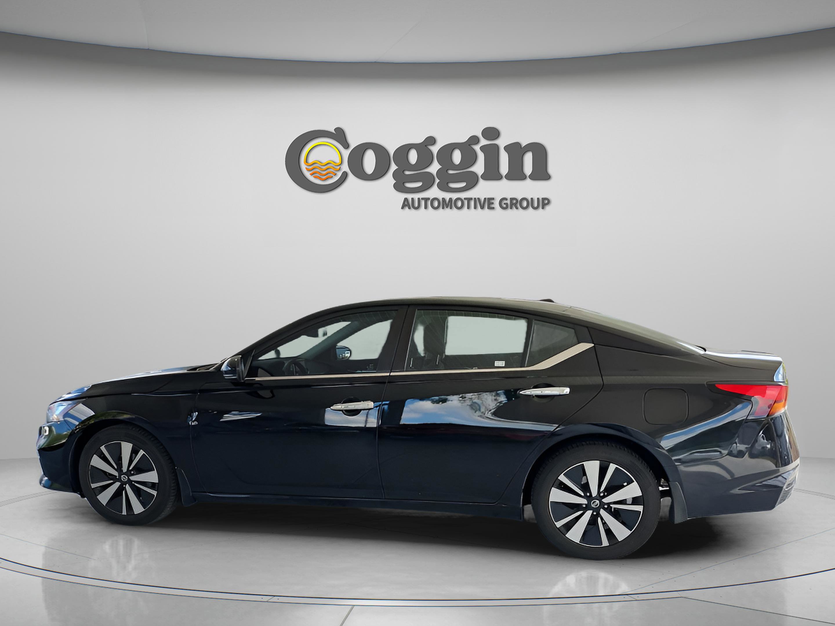 Used 2022 Nissan Altima 2.5 SV w/ SV Premium Package FWD image 2