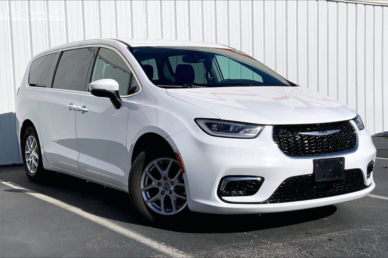 Used 2023 Chrysler Pacifica Touring-L image 2