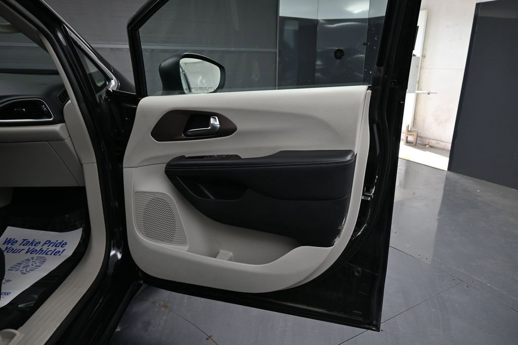 Used 2023 Chrysler Voyager LX FWD image 19