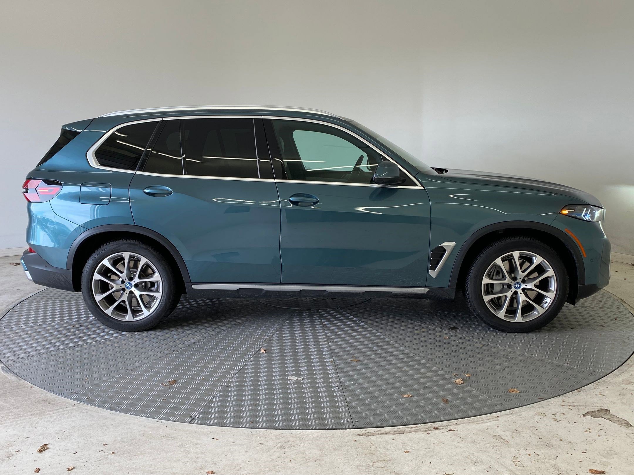 Used 2025 BMW X5 xDrive50e w/ Premium Package image 7