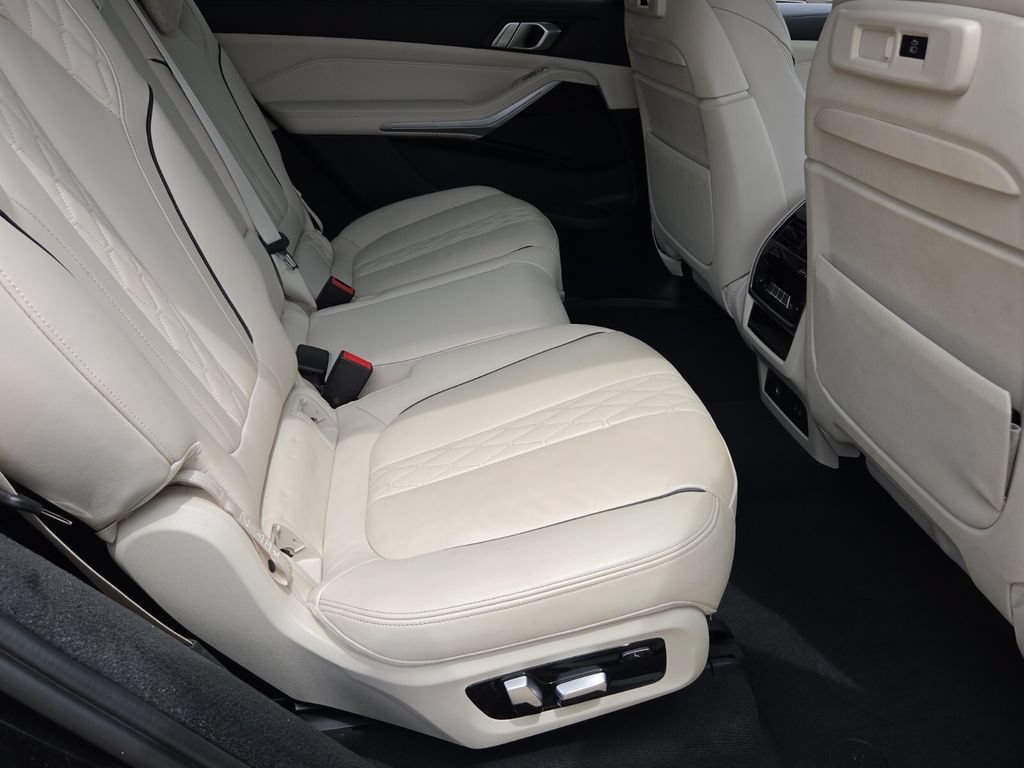 Used 2022 BMW X7 xDrive40i w/ M Sport Package AWD/4WD image 18