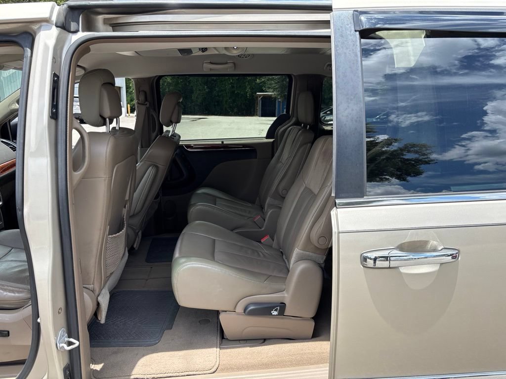 Used 2014 Chrysler Town & Country Limited FWD image 4