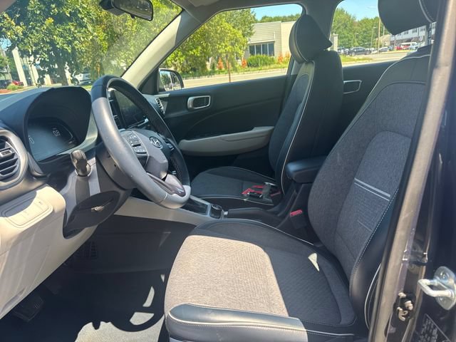 Used 2023 Hyundai Venue Limited FWD image 14