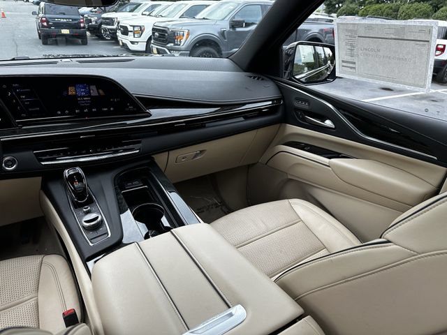 Used 2024 Cadillac Escalade Premium Luxury AWD/4WD image 17