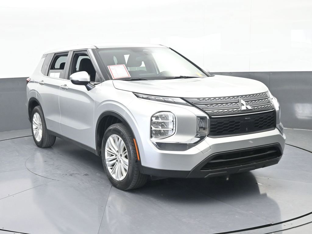 Used 2024 Mitsubishi Outlander ES image 9