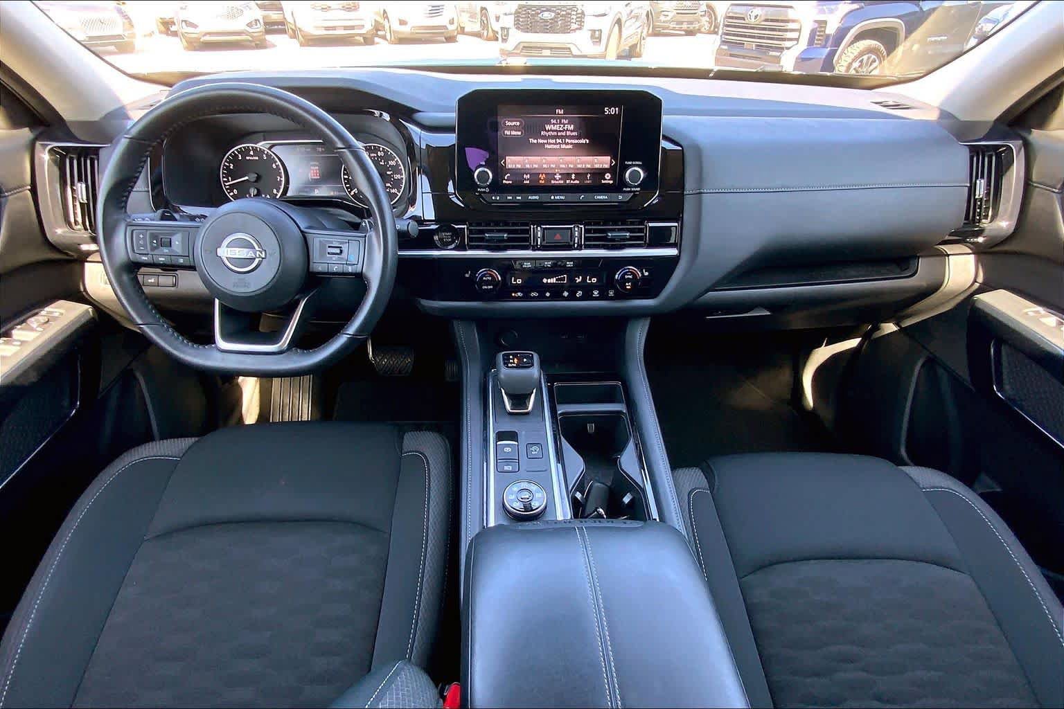 Used 2025 Nissan Pathfinder SV AWD/4WD image 14