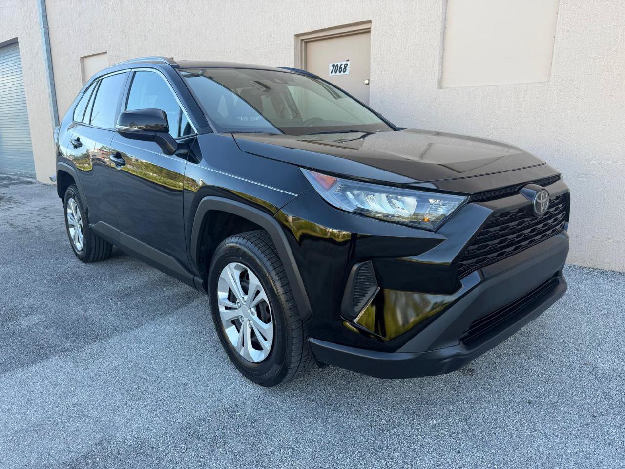 Used 2020 Toyota RAV4 LE FWD image 10