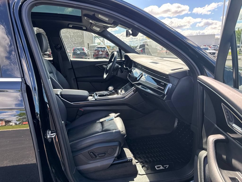 Used 2023 Audi Q7 2.0T Premium w/ Towing Package AWD/4WD image 40