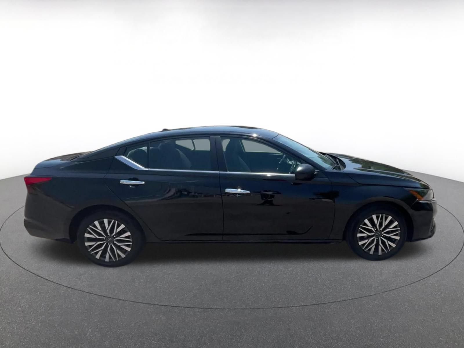 Used 2025 Nissan Altima 2.5 SV FWD image 16