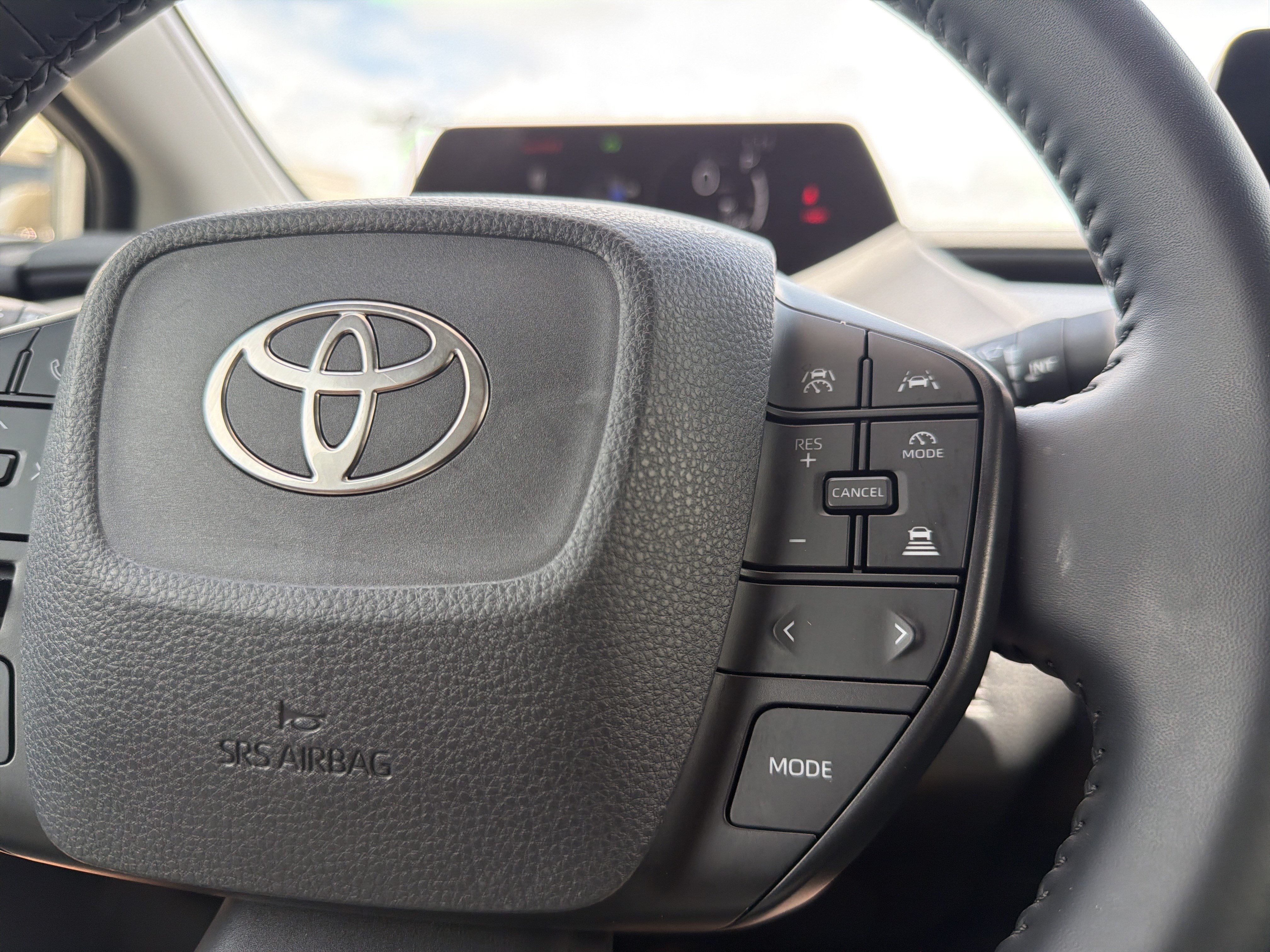 Certified 2025 Toyota Prius LE FWD image 11