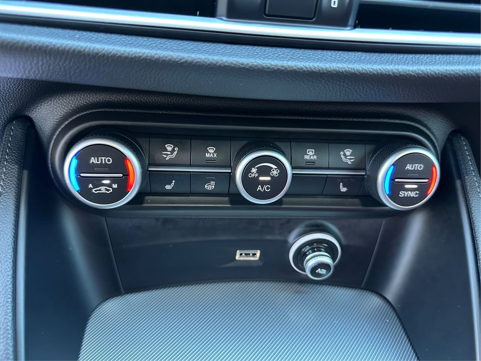 Used 2022 Alfa Romeo Stelvio Veloce AWD/4WD image 28