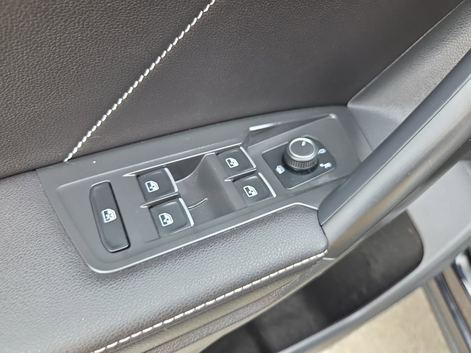 Certified 2023 Volkswagen Tiguan SE R-Line image 20
