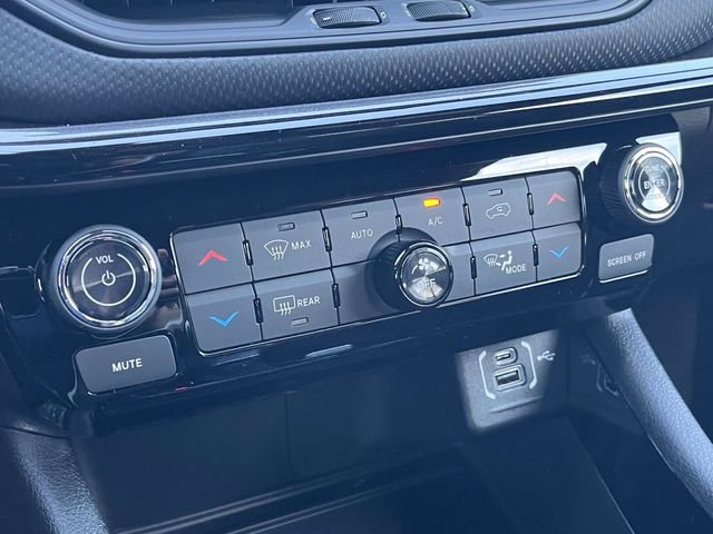New 2026 Jeep Compass Latitude w/ Sun and Sound Group AWD/4WD image 24