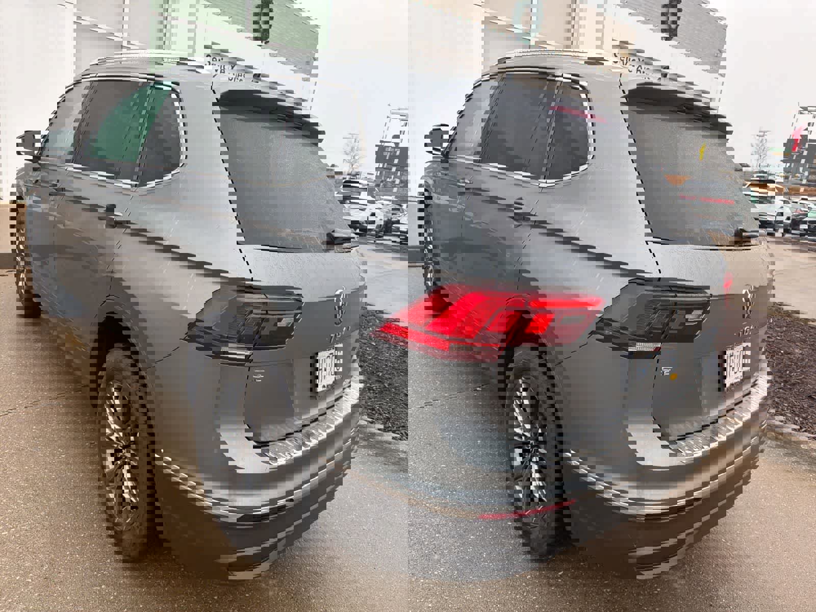 Used 2022 Volkswagen Tiguan SE w/ Panoramic Sunroof Package image 8