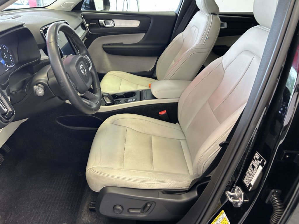 Used 2019 Volvo XC40 T5 Momentum AWD/4WD image 16