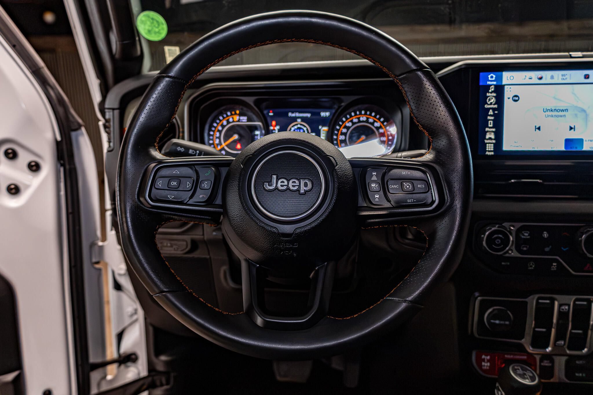Used 2024 Jeep Gladiator Mojave AWD/4WD image 16
