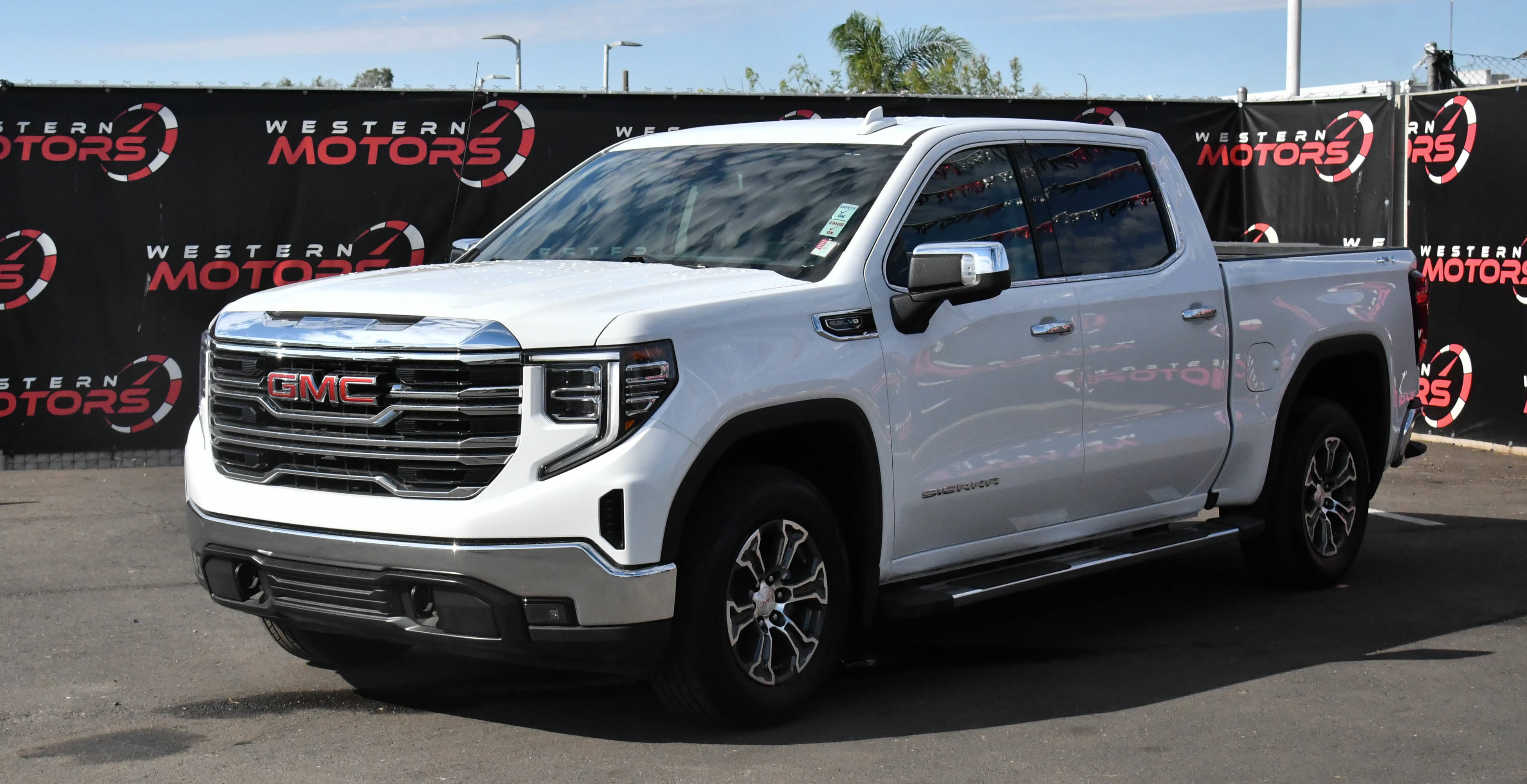 Used 2024 GMC Sierra 1500 SLT image 3