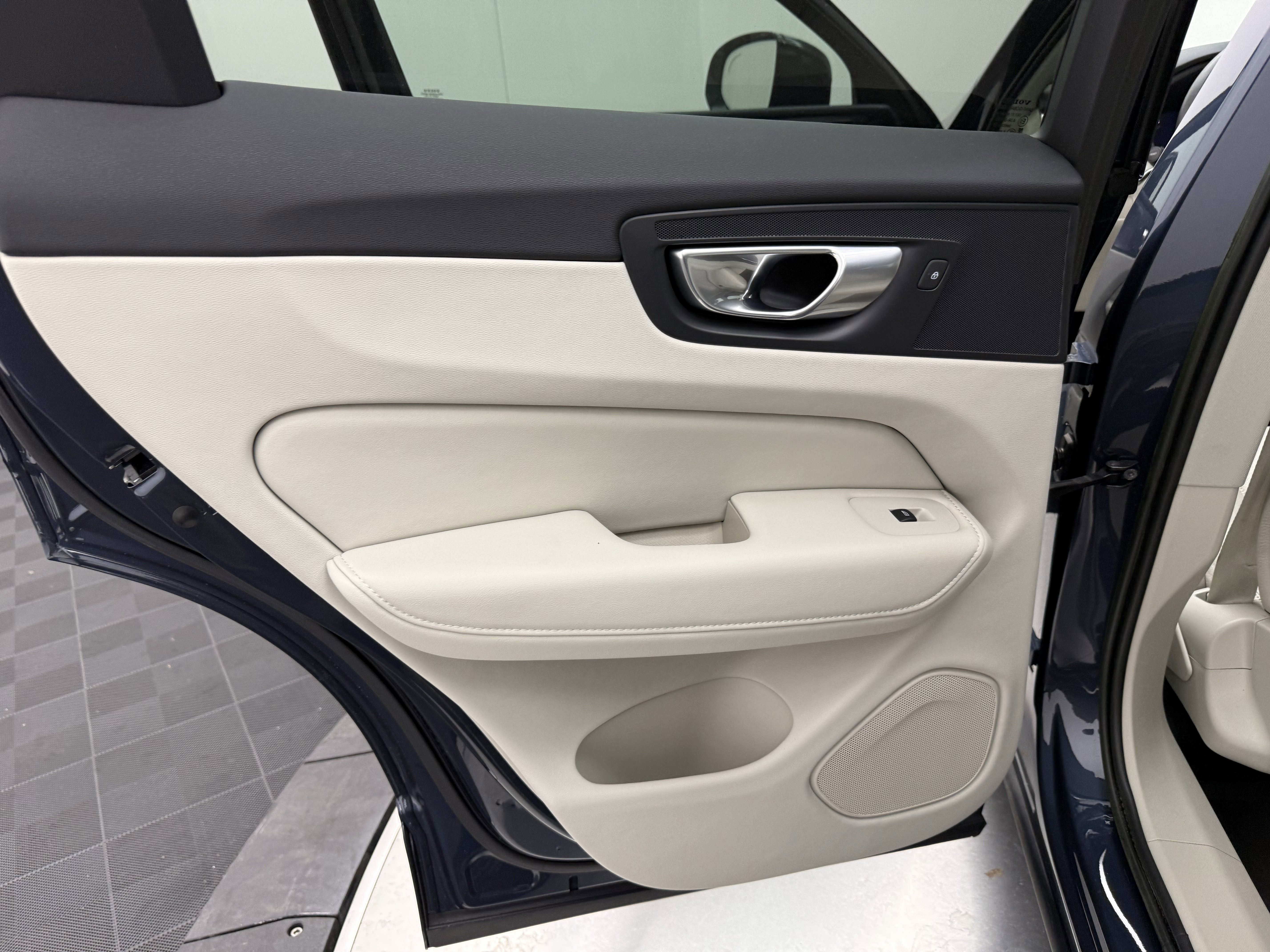 Certified 2023 Volvo XC60 B5 Plus w/ Protection Package Premier FWD image 24