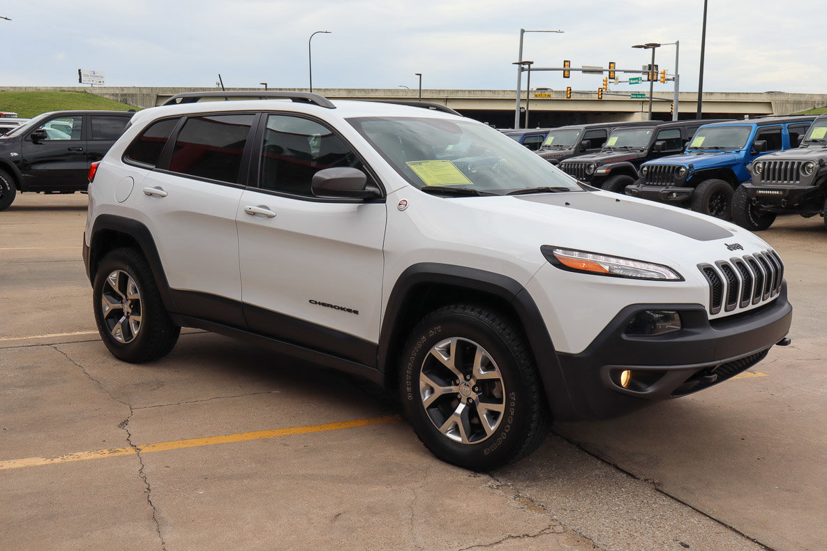 Used 2015 Jeep Cherokee Trailhawk w/ Comfort/Convenience Group AWD/4WD image 4