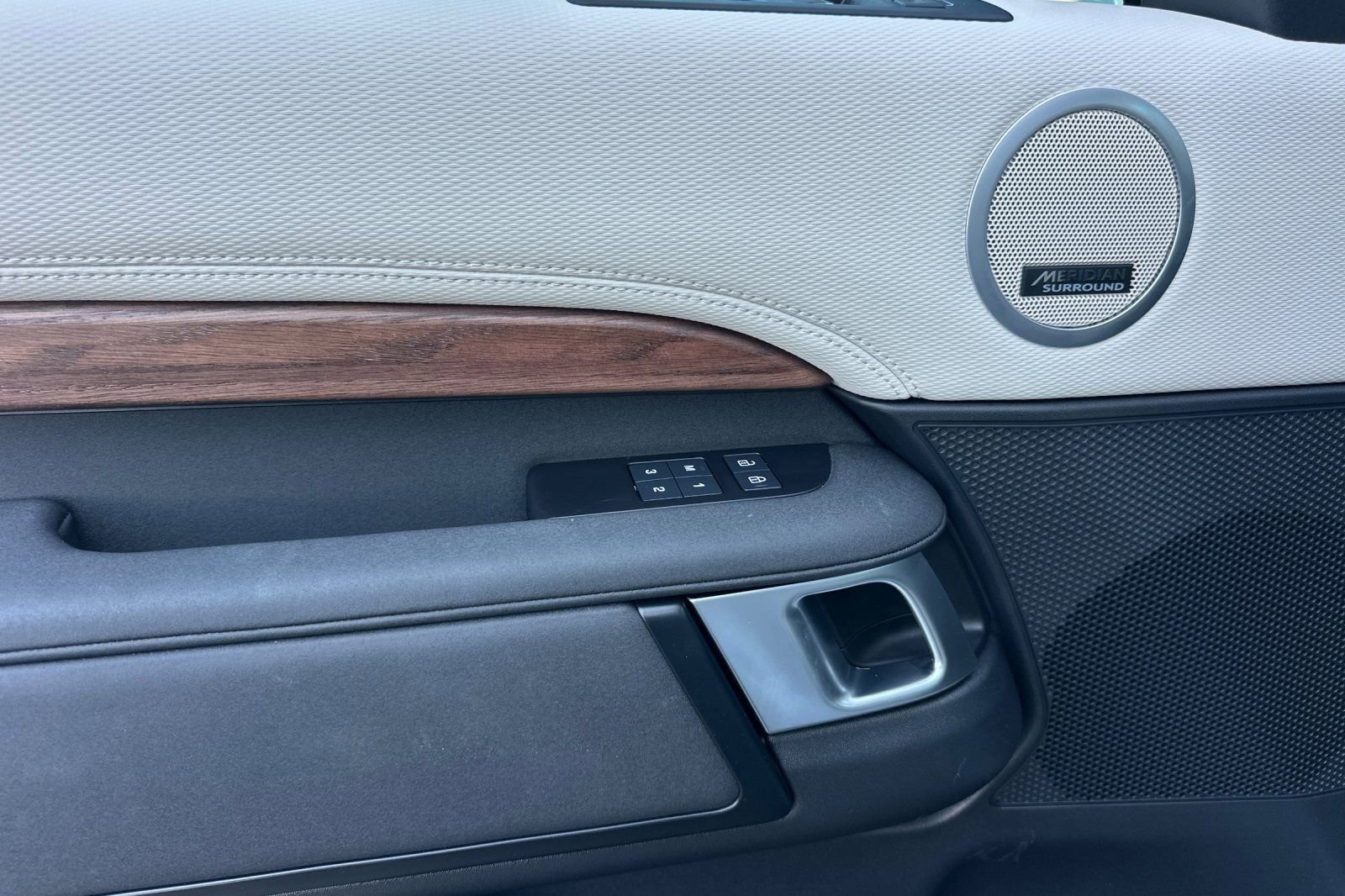 Used 2025 Land Rover Discovery Dynamic SE image 9