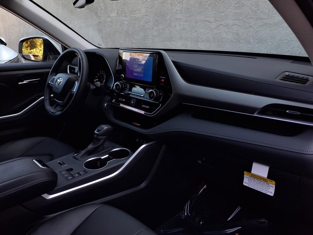 Certified 2025 Toyota Highlander XLE image 24