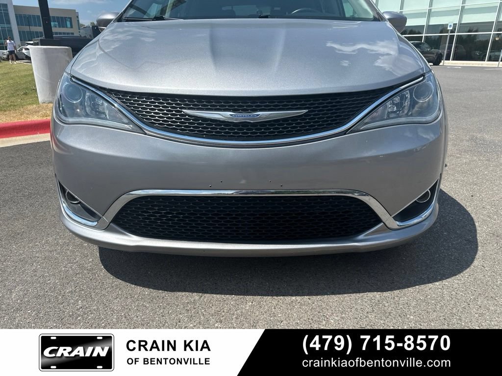 Used 2017 Chrysler Pacifica Touring-L FWD image 9